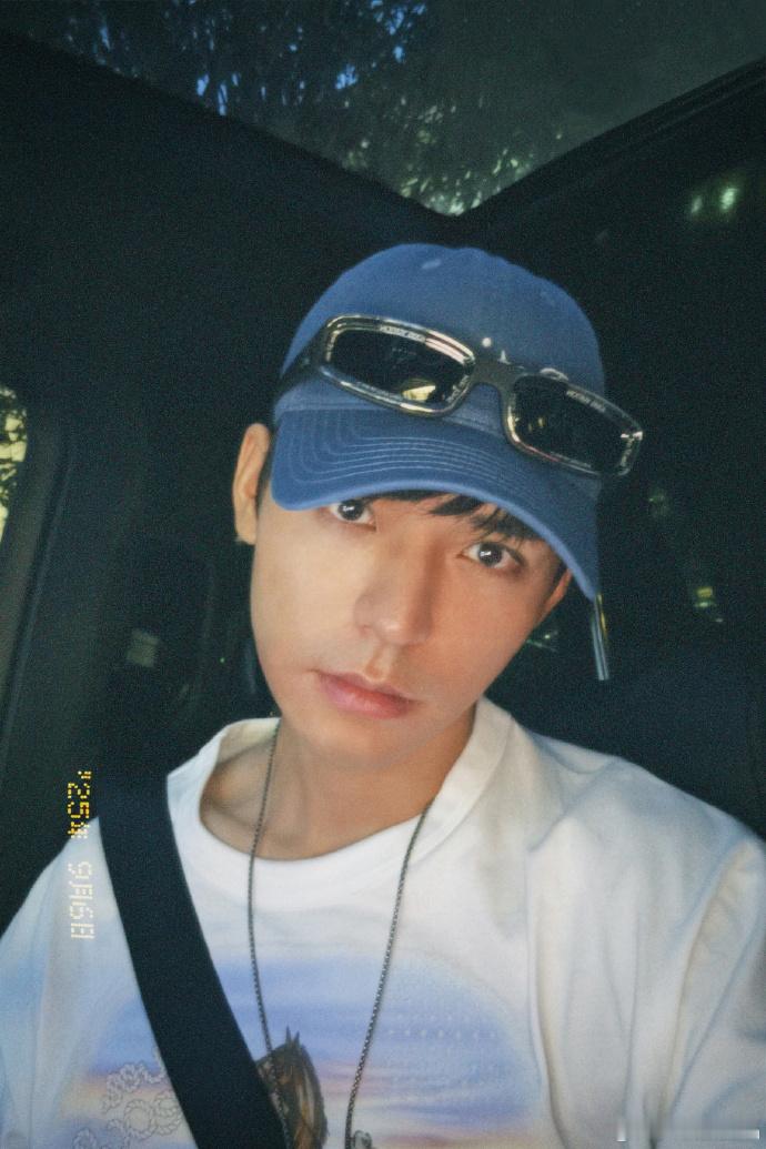龚俊和家人一起看花少龚俊和家人一起看《花儿与少年7》隔着屏幕都能够感受到那