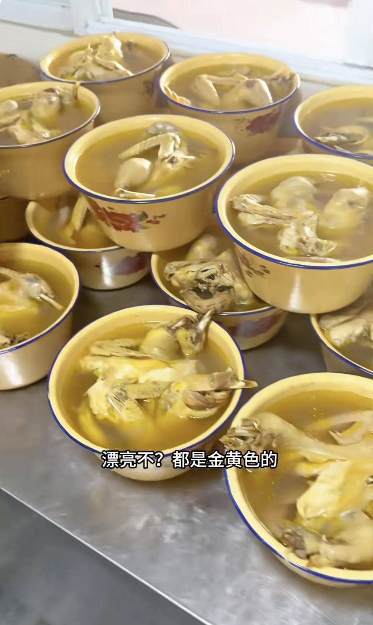 这是一地方美食，我以为是熬的呢，实际上类似于汽锅鸡。看着就好吃、有食欲。感觉