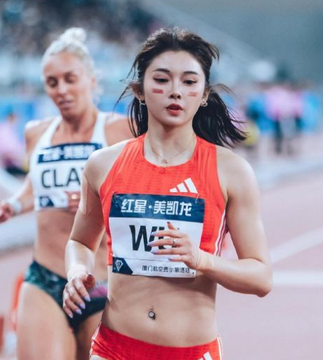 吴艳妮赛场英姿，红色运动衣下的流畅肌肉线条超吸睛