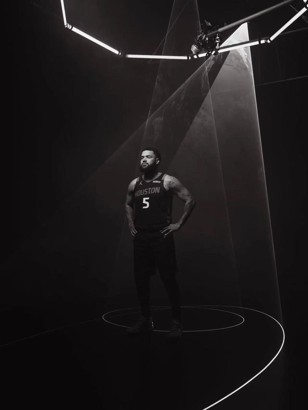 看NBA上咪咕视频，9月23日火箭球员弗雷德-范弗利特更新了推特，晒出了自己在媒