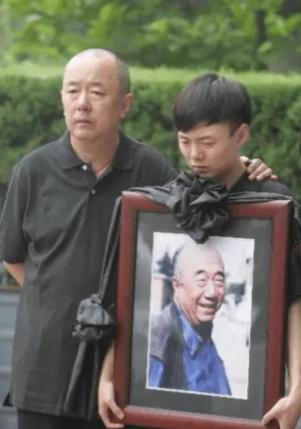2009年，老戏骨李丁去世，在他的葬礼上，邓超一出现，一场严肃葬礼成了影迷见面会