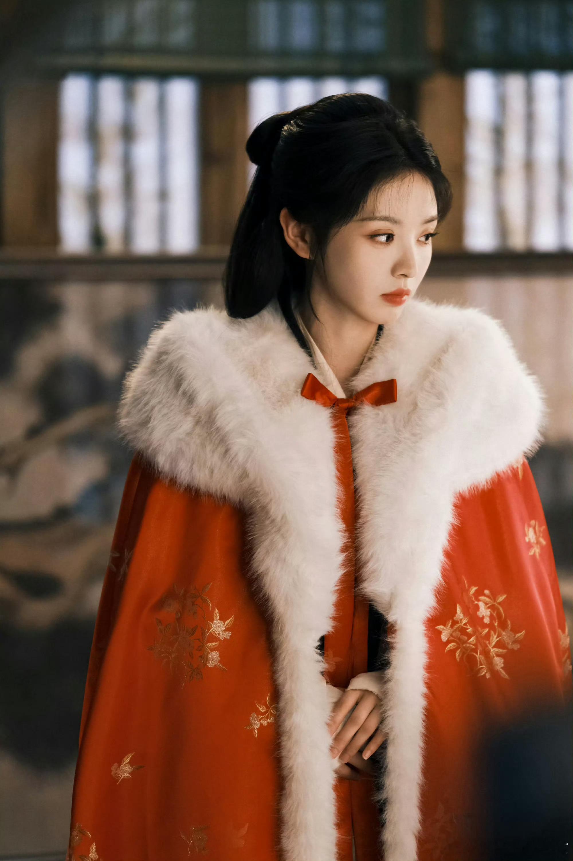 卢昱晓田曦薇同款红衣造型谁更胜一筹