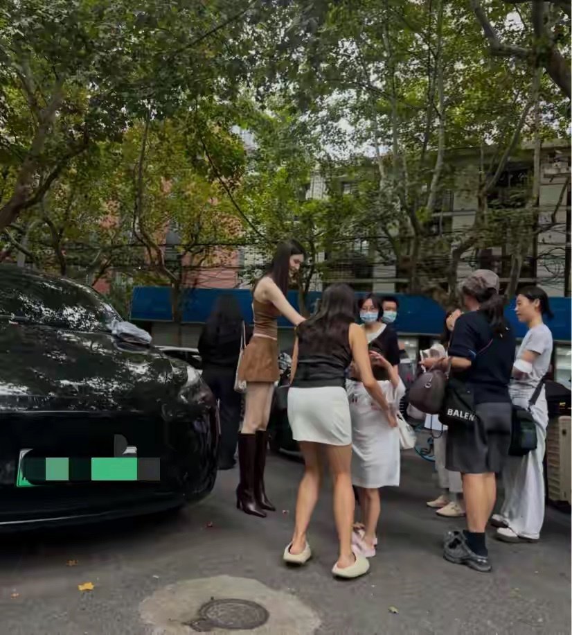 何穗街头拍摄路透图，本人超大一只，皮肤白个子高，身材太好了​