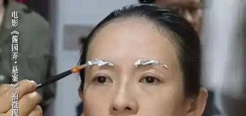 章子怡是个狠人，为了演好詹周氏不惜扮丑，一脸雀斑连眉毛都漂了，从妆容到角色，她真