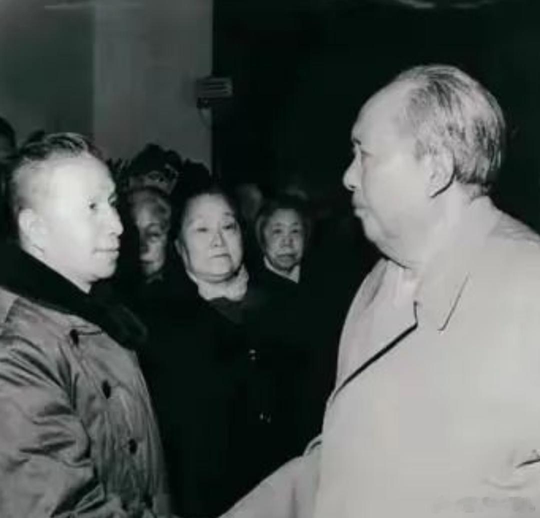 毛泽东从不携枪，因其为帅也。粟裕常携枪，以其为战将也。闻粟裕左右之老同志言，自战