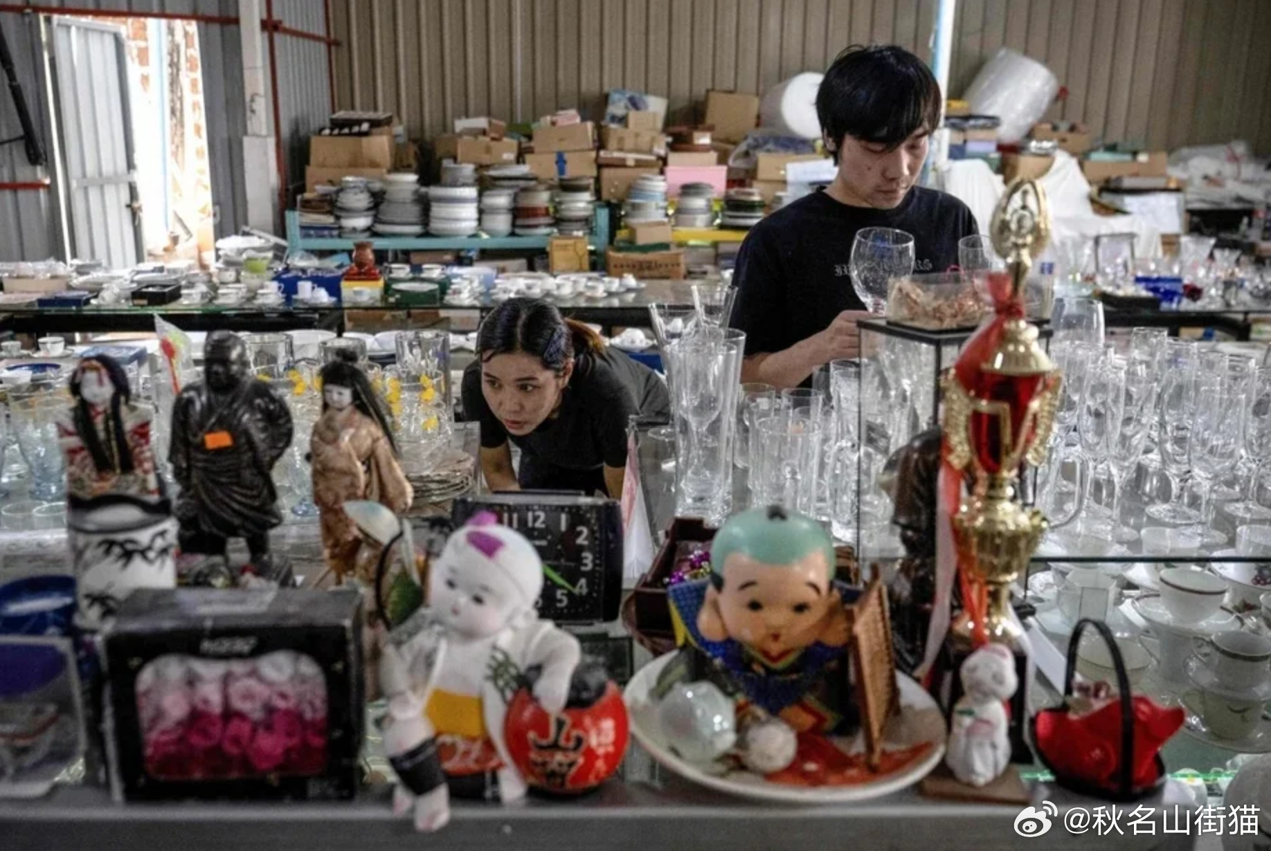 日系二手货在亚洲走红：一声开门哨，上百人冲进仓库“捡宝”海外新鲜事日本二手商品