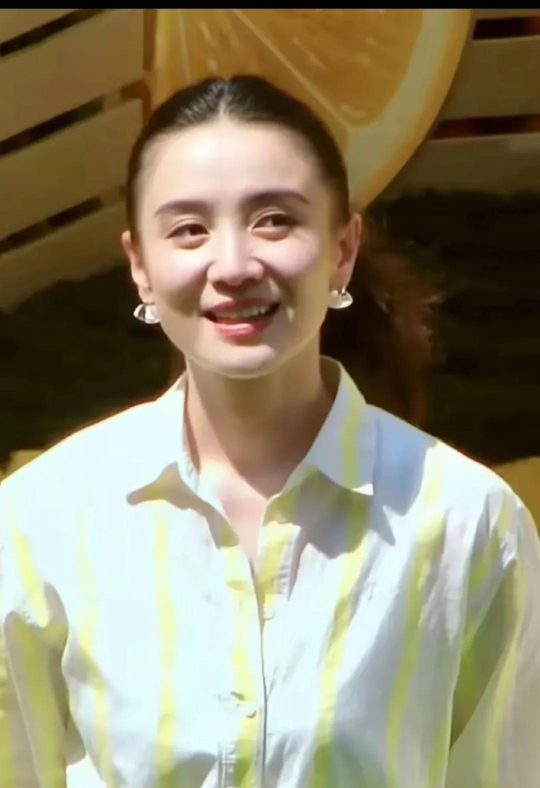 查了一下演员宋佳不查不知道一查我惊呆了原来她的丈夫王伟是导演，魏大勋演的《