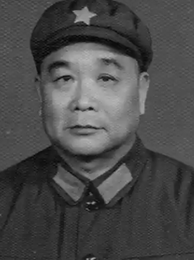 1950年，恩施军分区司令员王定烈乘车去剿匪，途中得知参谋在出发前打了电话，感觉