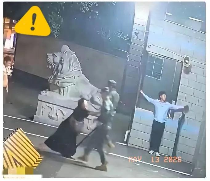 不知大家有没有留意到！跑进武警营区求助的人靠墙摊开双手，不少人看着很费解，心