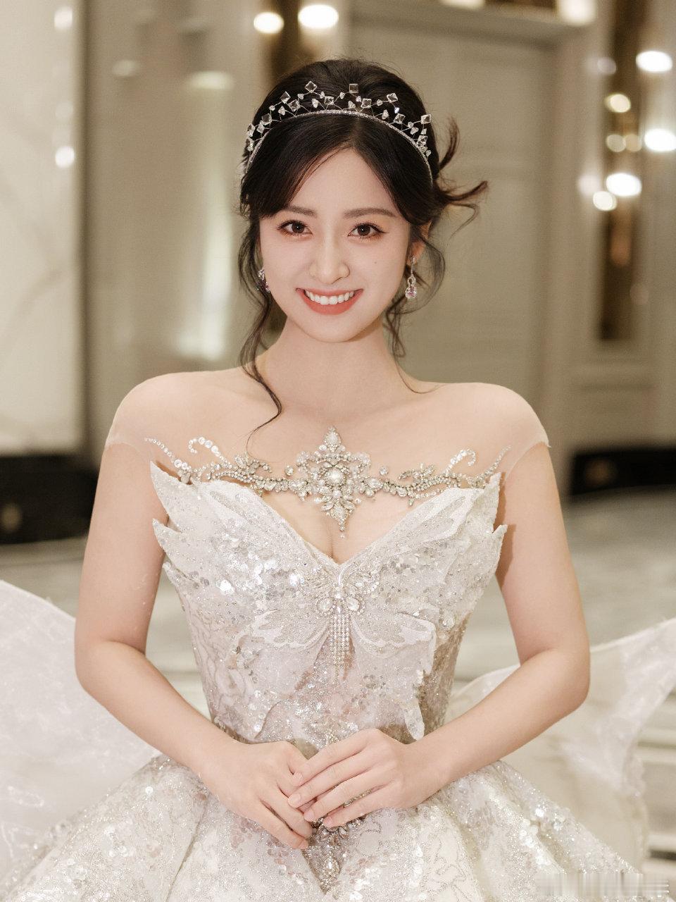 沈月公主降临沈月蝴蝶结纱裙​啊啊啊啊啊！！！！！美神降临沈月完全是公主👸🏻