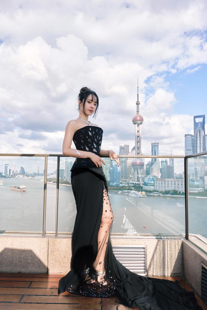 蔡依林灵蛇女王驾到BVLGARI活动物料，蔡依林灵蛇女王造型实力出圈，黑色抹胸礼