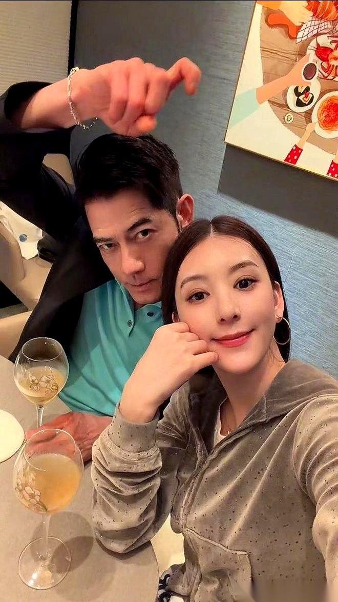 一条合影图，直接炸翻了社交媒体。郭富城没说一句废话，就九个字：“長長久久幸福美滿