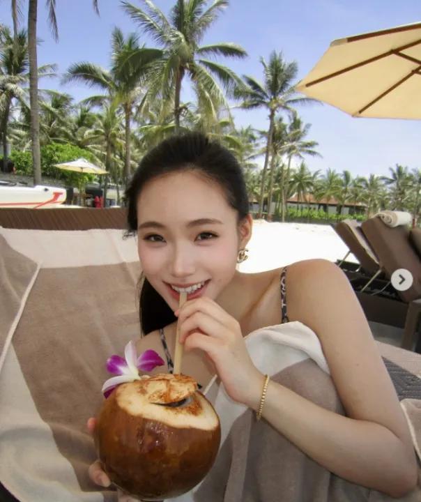 小S二女儿再晒度假照：比基尼外裹浴巾，戴着香奈儿耳环，金手链，高马尾配椰子水