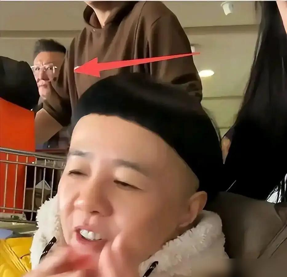 金龟子坐婴儿车，老公王宁当场黑脸。全网都在骂他嫌弃，你是不是也这么觉得？别急