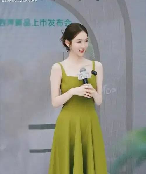 姜妍的玉足太白了，又美又养眼。