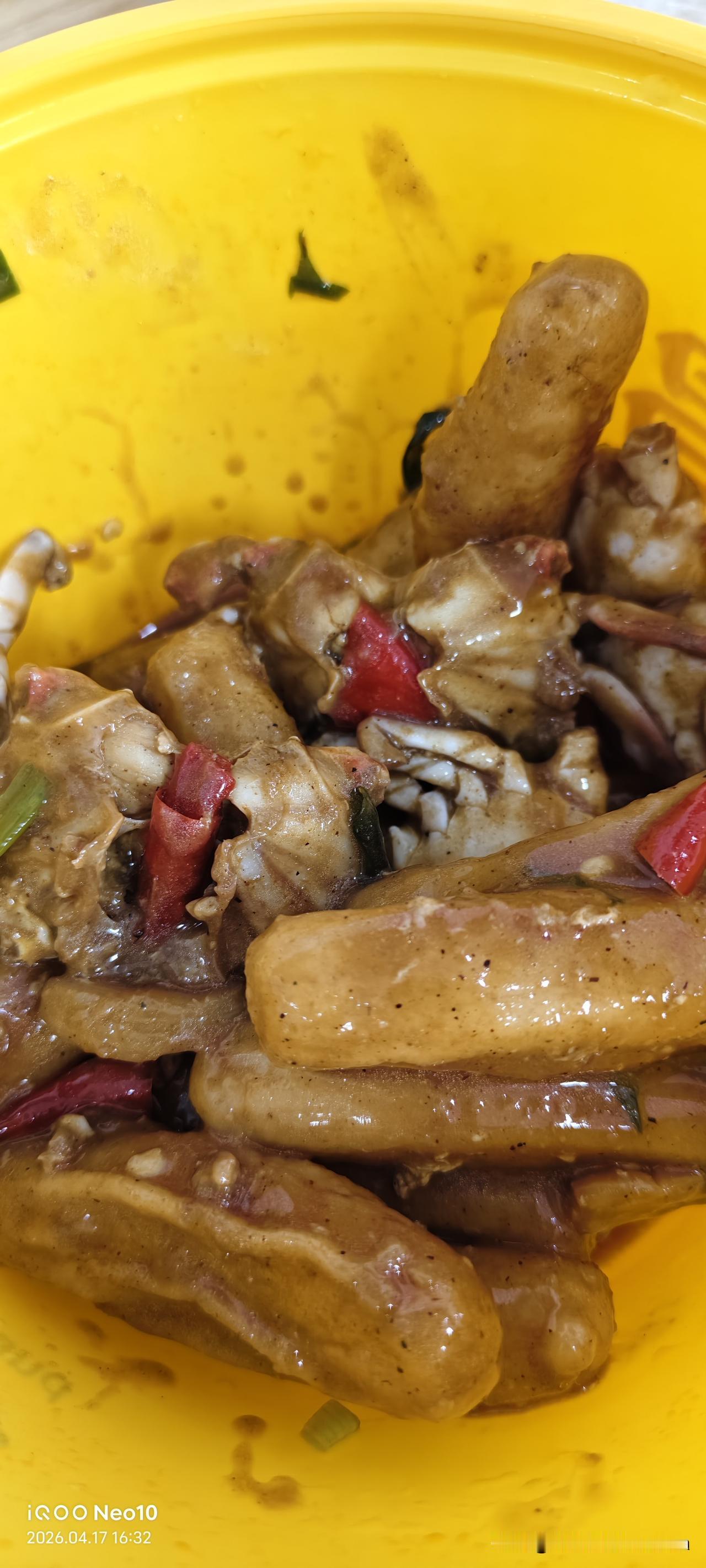 隔壁护工房间18床的大儿子来医院里看她，说他妈妈也吃不了别的，拿来了五根香蕉，1