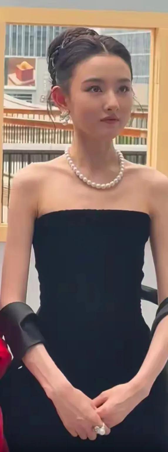 宋祖儿好瘦哦，同样是穿黑色礼服，有点肉肉的景甜穿出了雍容华贵，而宋祖儿却穿出了
