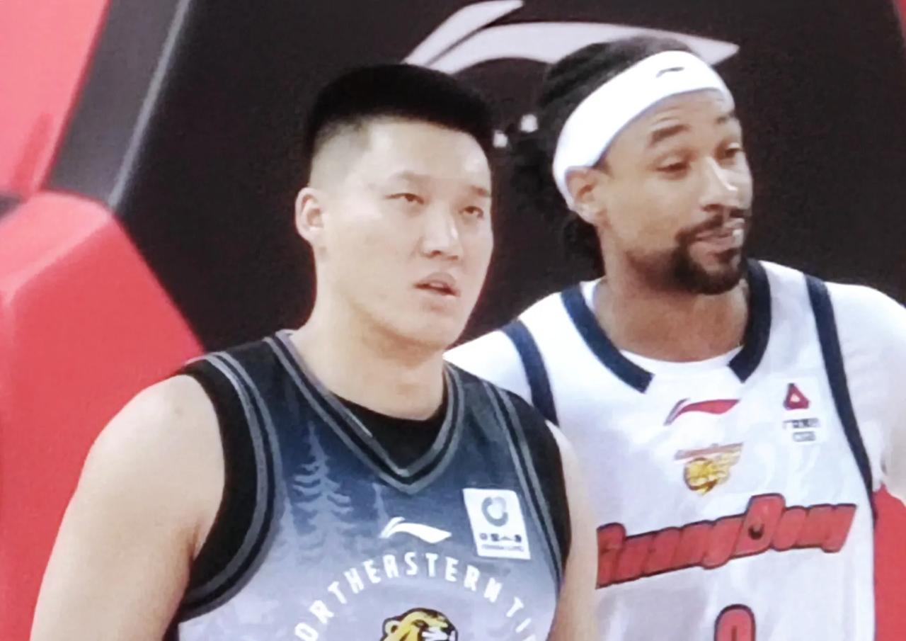 萨林杰与曾繁日。萨:看你很熟的啊，好像以前是在广东队的。曾:可不是嘛，整整七