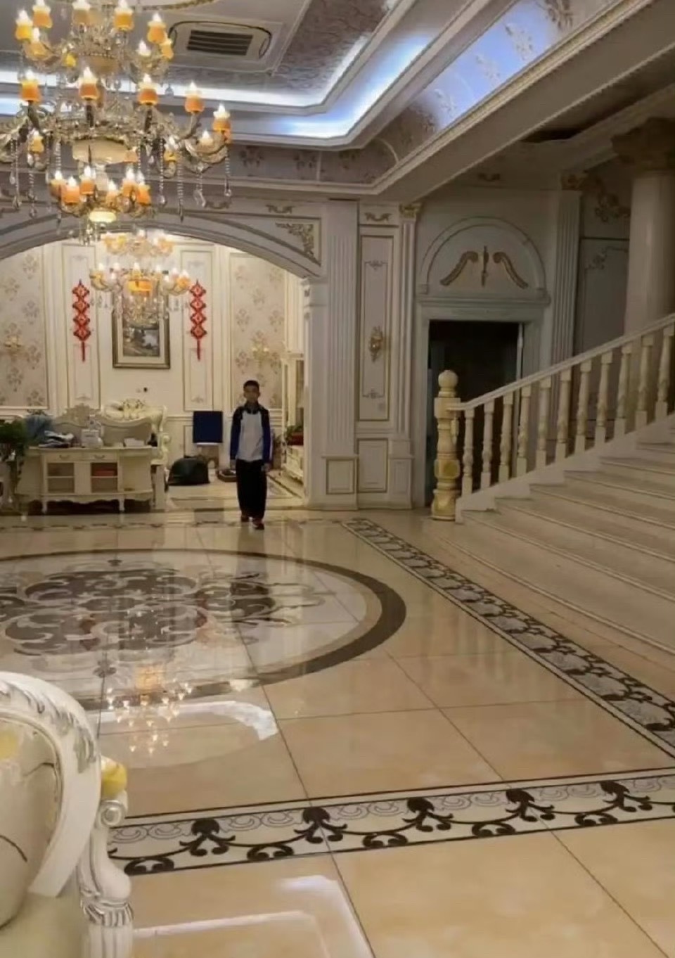 这就是学校为什么要强制穿校服的原因…