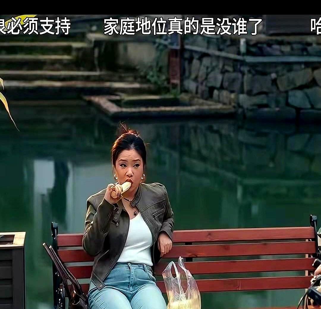 心想省下特效费王菊在《四喜》里坐着时，肚子叠出两道肉，镜头没剪。我一下子就明