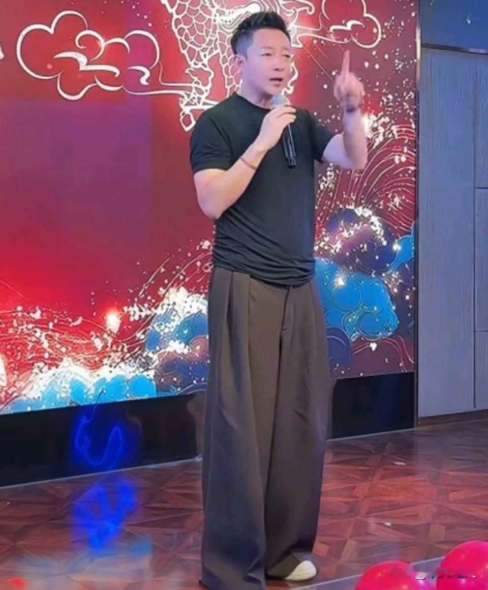 麻六记年会真给劲儿！汪小菲连夜赶回北京，张兰快70岁了，往台上一站，腰板笔直、嗓