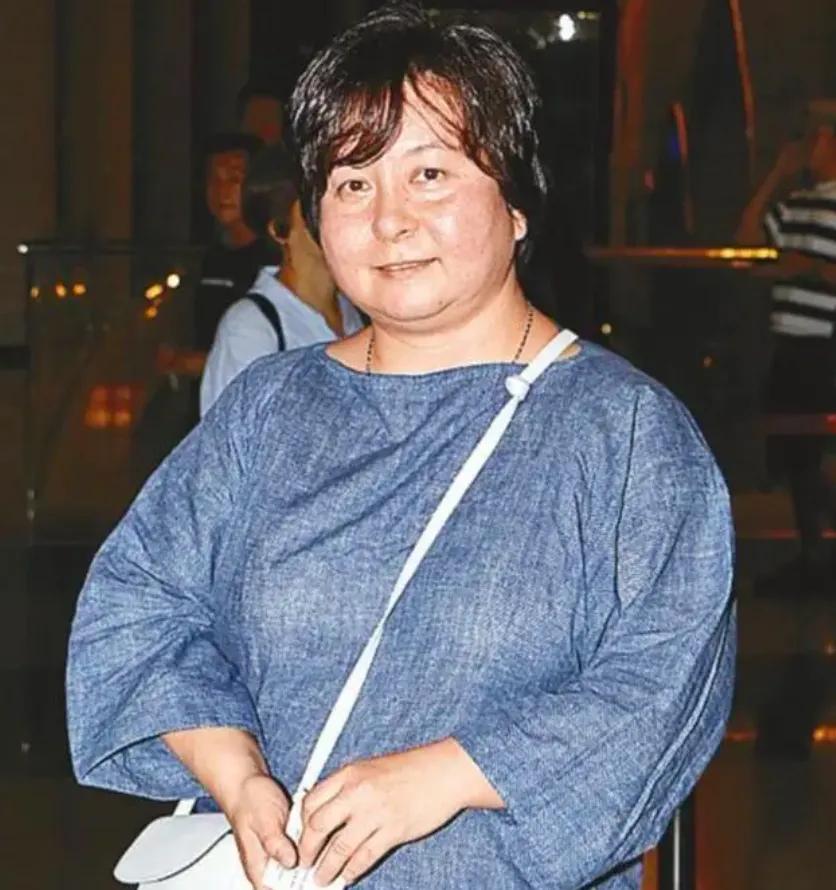 4月12日，60岁赌王二房三女何超蕸离世的消息令人痛惜。她终生未婚未育，生前最好