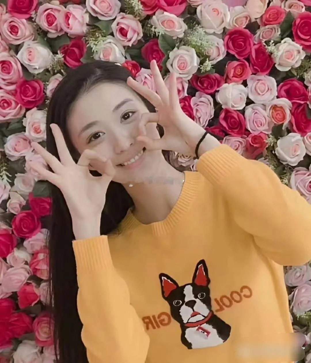 学生时期的王楚然，素颜颜值依旧出挑，妥妥的校花啊