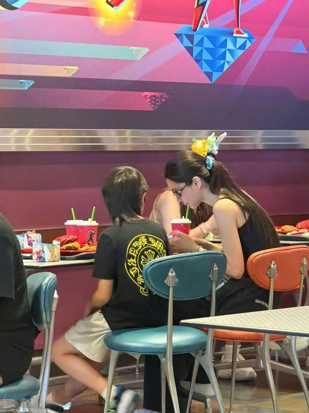 黄晓明和Angelababy的儿子小海绵都长这么大了呀！Angelababy带着