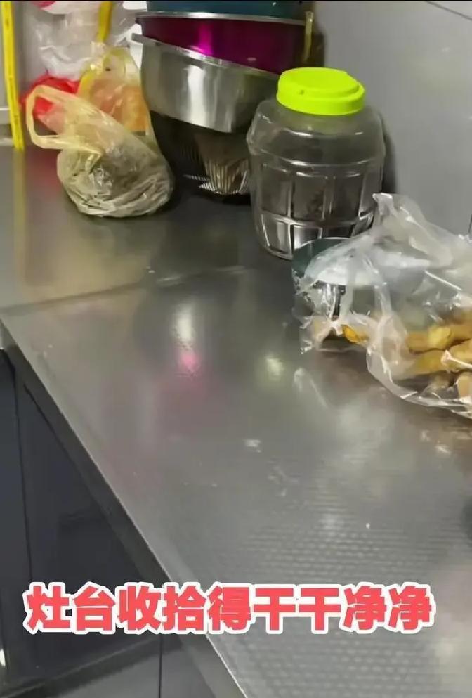 晚上9点，河南一男子加班回家，为何厨房空空如也，妻子却冷漠回绝？他疲惫地推门