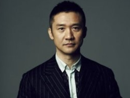 2011年，黄志忠向结婚13年的妻子何音提出了离婚，因为他爱上了柯蓝。柯蓝成了人