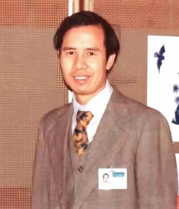 🌛1985年11月，我国外交官何存峰乘坐美国客机飞往纽约，在飞行途中，何存