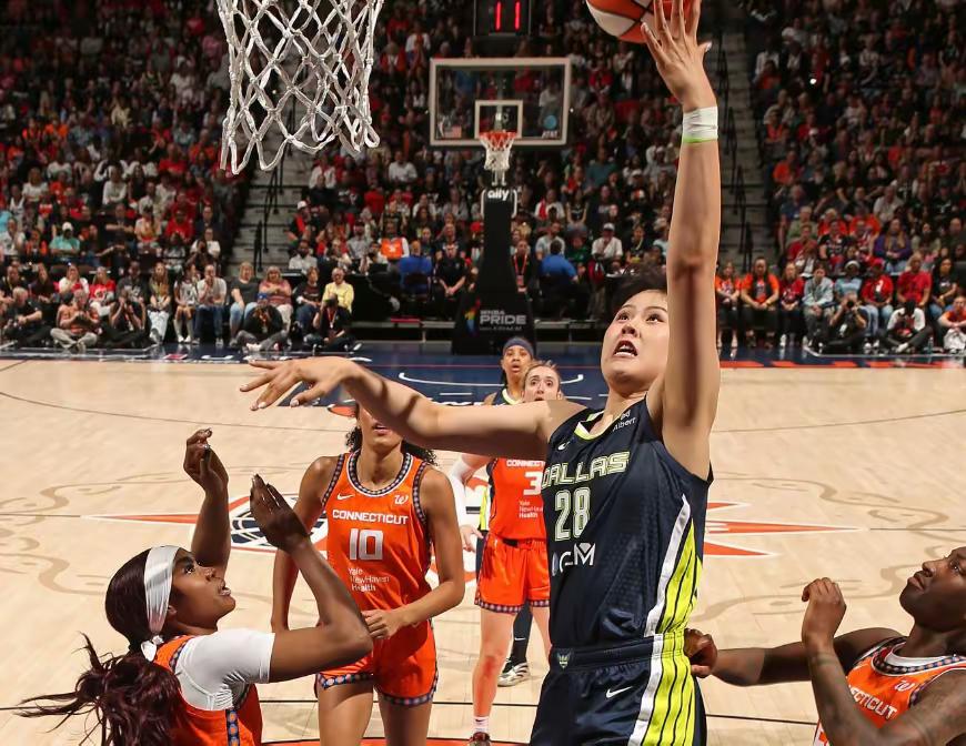咱们不要奢求WNBA会给李月汝战术地位。因为经常刷到有网友说小宝在WNBA打