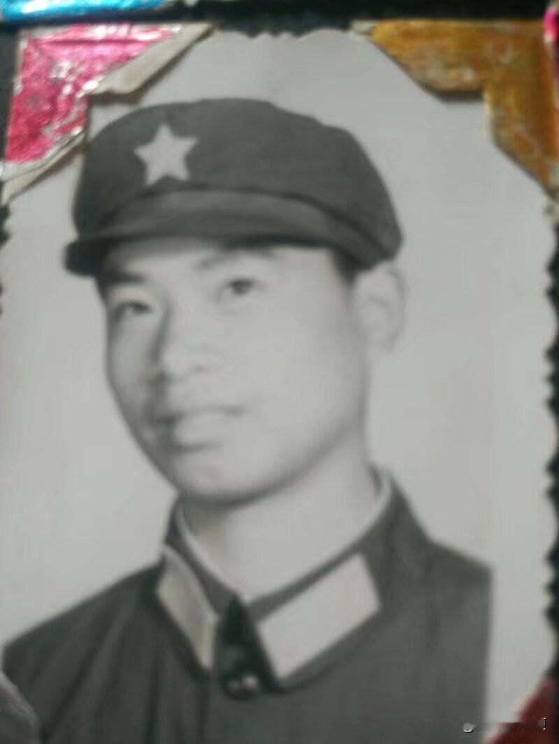 “一颗红心头上戴，革命红旗挂两边”。这是我穿着“65”式军装的半身照，看着这张照