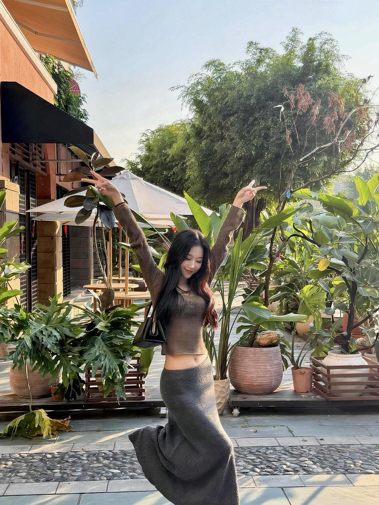 《晴日闲坐》文/朱珠今日天晴日头暖，风轻云淡天蓝蓝身穿棕衣灰长裙，小包斜