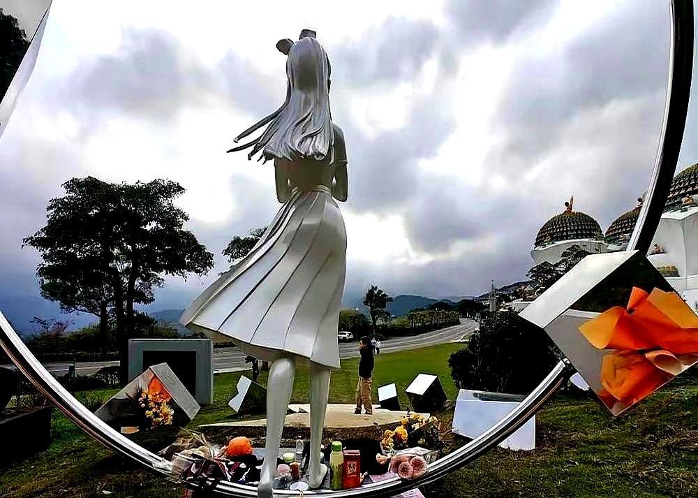 大S的墓碑，竟然藏着一串坐标密码，208度，正对着台北的家。这是具俊晔焊进不锈钢