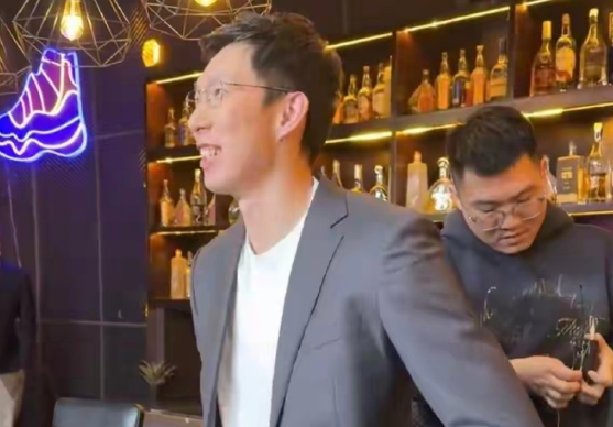 周琦的问题从来不只是态度，而是身体扛不住野心。30岁的年龄，眼伤和腰伤轮番发作，