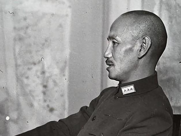 1949年，毛人凤拿着名单，看着一个8岁的小孩，问蒋介石该怎么处理，蒋介石瞟了他