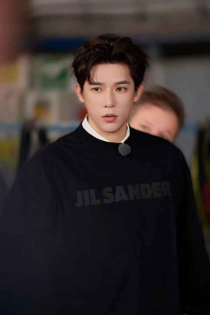 王安宇事业运网友总结王安宇资源影视有《狂流》《热恋》撑场，商业有卫龙代言加持，