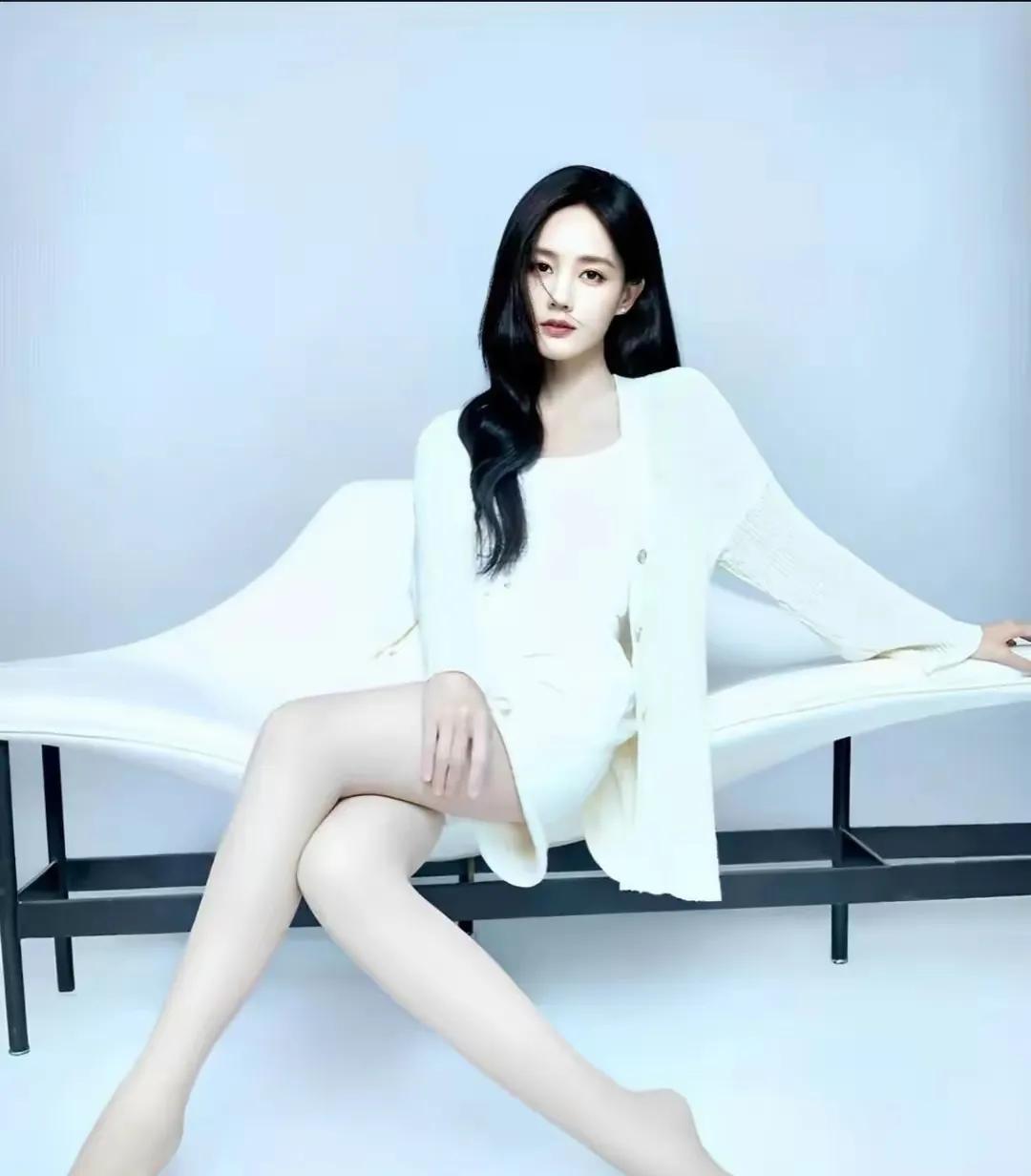 你见过比袜子还白的脚吗？这双美足真是让人移不开眼。李一桐的这一组美美的光脚写真真