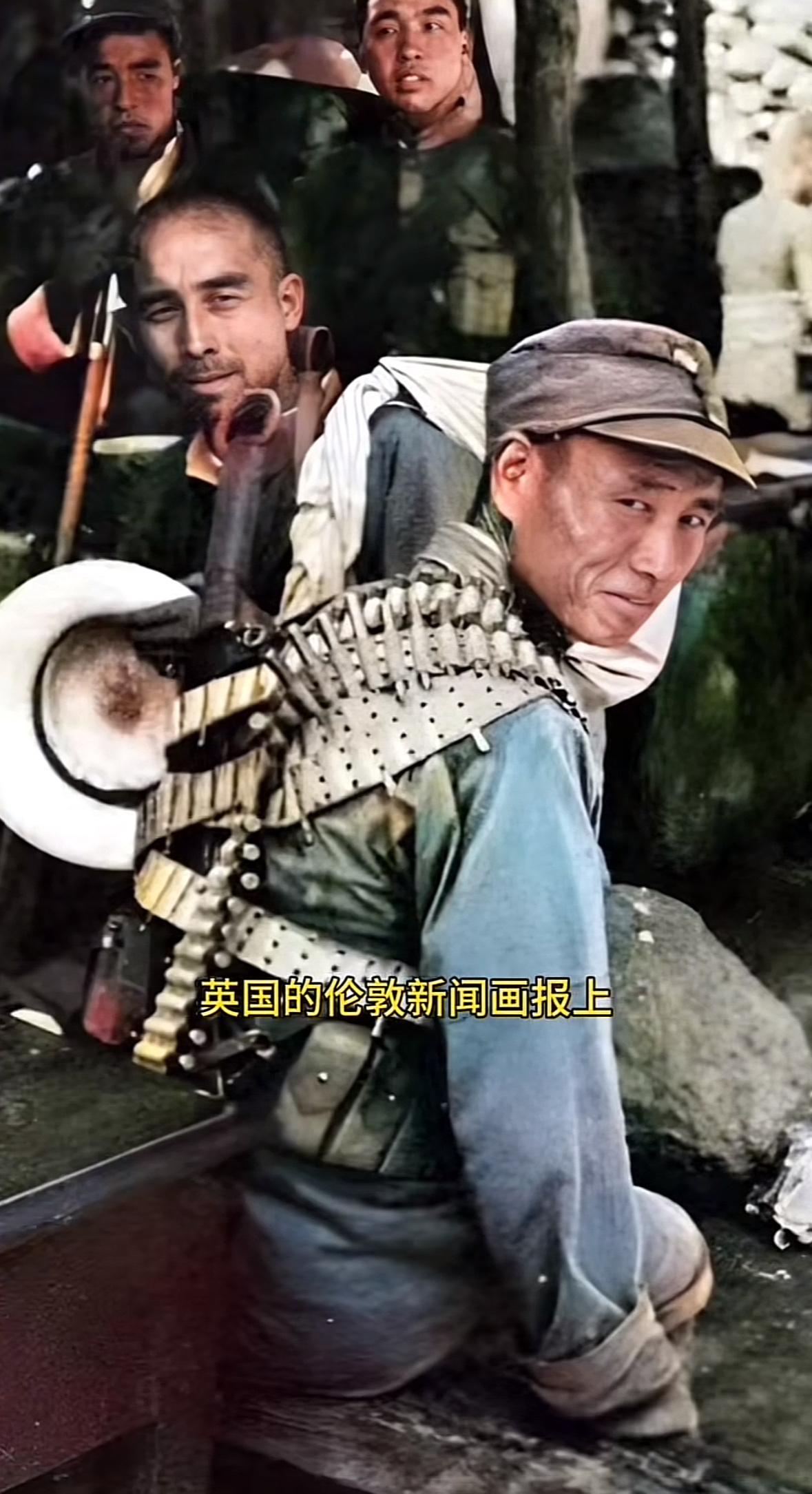 1937年，一名驻守北平的二十九军的战士肩上背着机枪子弹带，挂着传统的中国大刀。