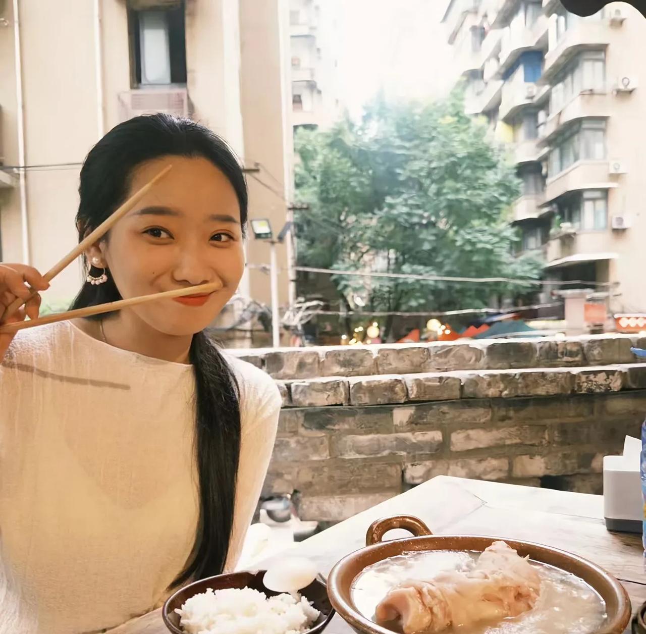 三亚被蛇咬身亡女子的男友处事经验不够。第1，没有危险意识。马上就晚上12点了，还