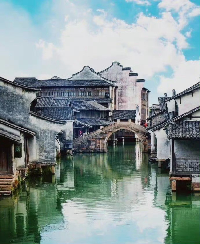 乌镇，是一个萦绕在心头的梦，在烟雨迷蒙、粉墙黛瓦、还有那小桥流水间小住几日，看山