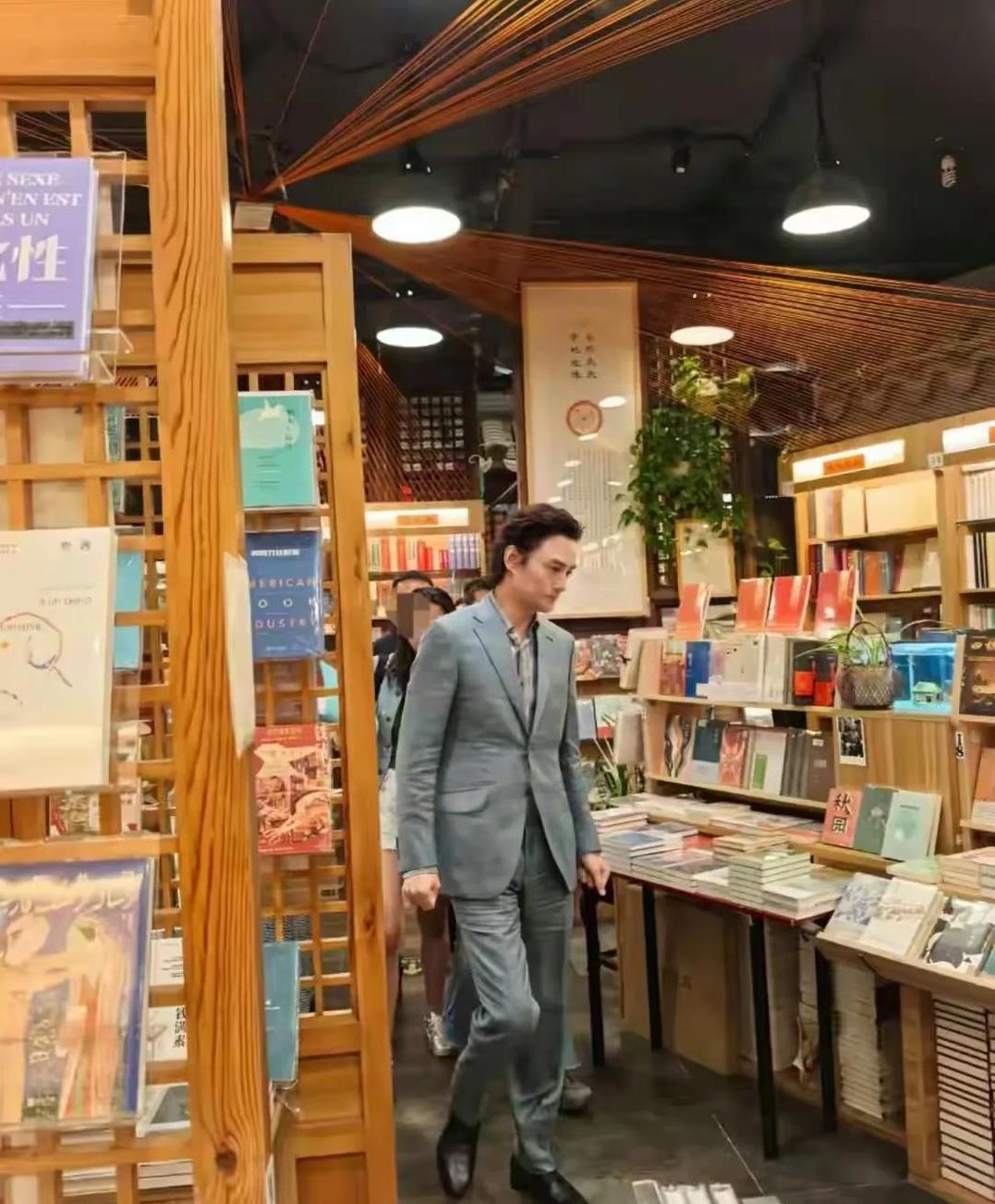 演员王凯近日在某书店现身，他身着浅蓝色西装，造型帅气有型，儒雅而绅士。不过，他的