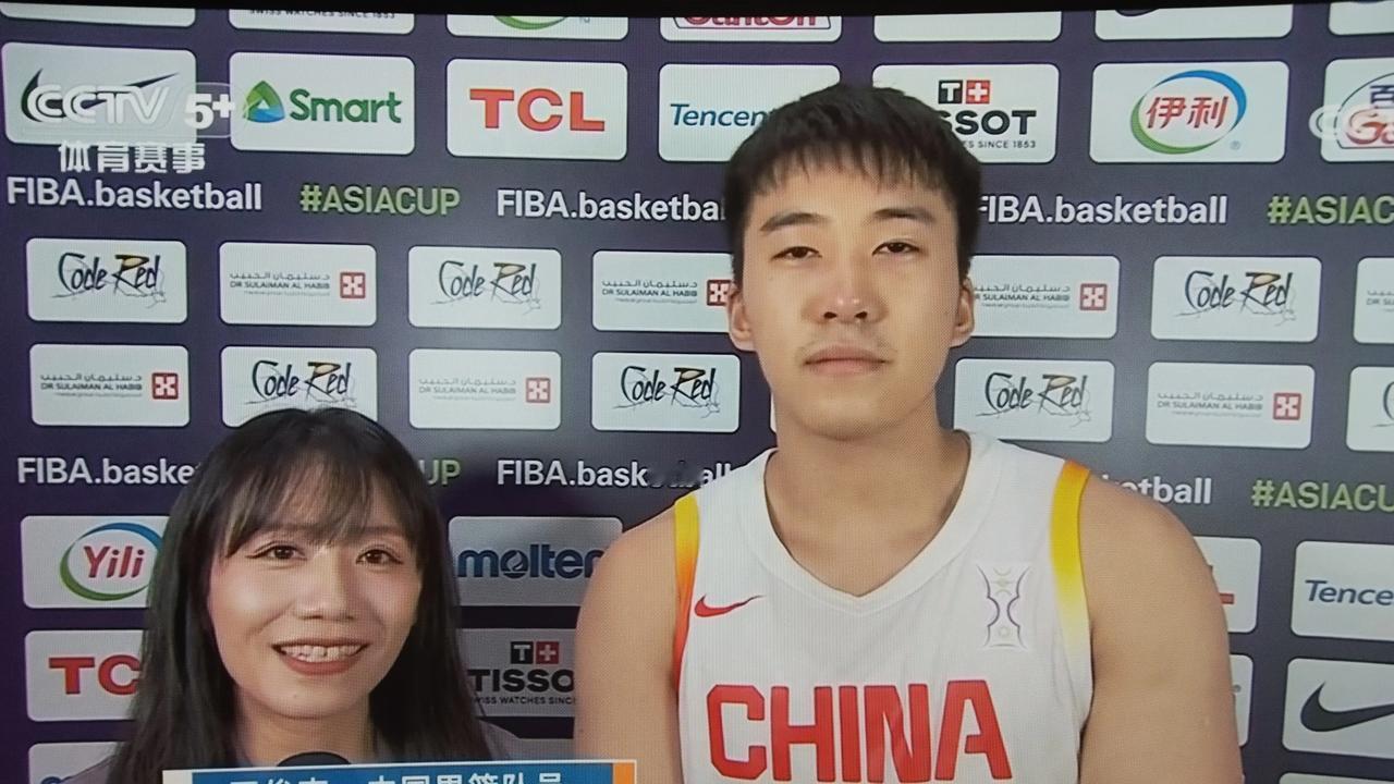 中国队在亚洲杯八进四的比赛中对阵韩国队，比赛马上就开始了。我们在这里期待着中国队