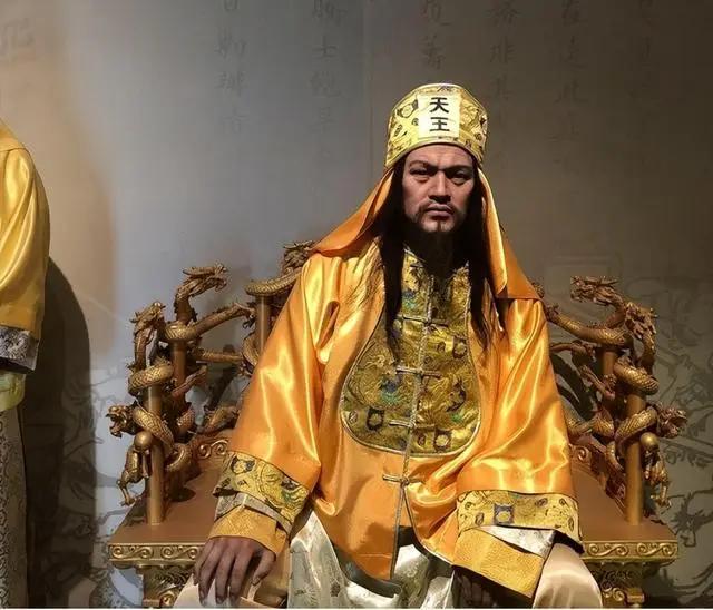 洪秀全穿了11年“龙袍”，直到200年后才发现，竟是戏台上的戏服。1853年