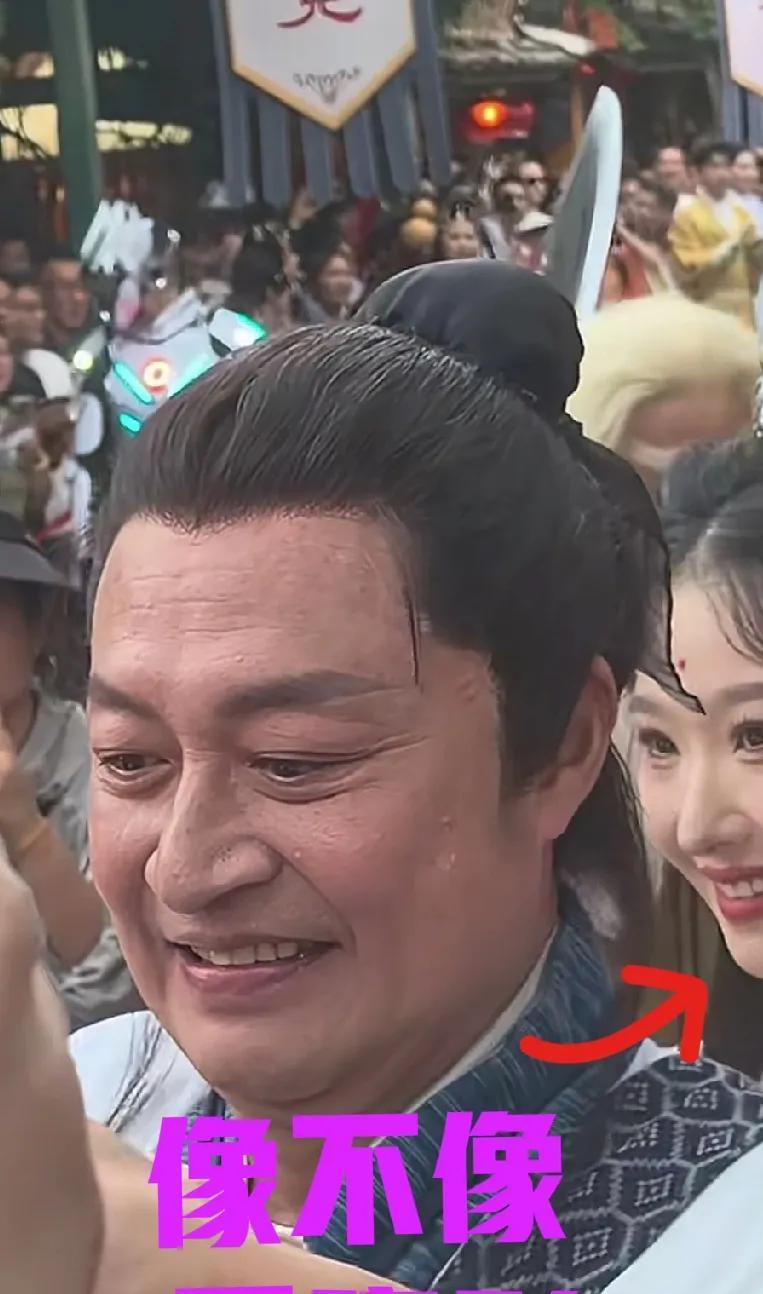 马景涛身后的那个女孩太像毛晓彤了，就是红箭头指示的那个女孩，本来我一直在看马景涛