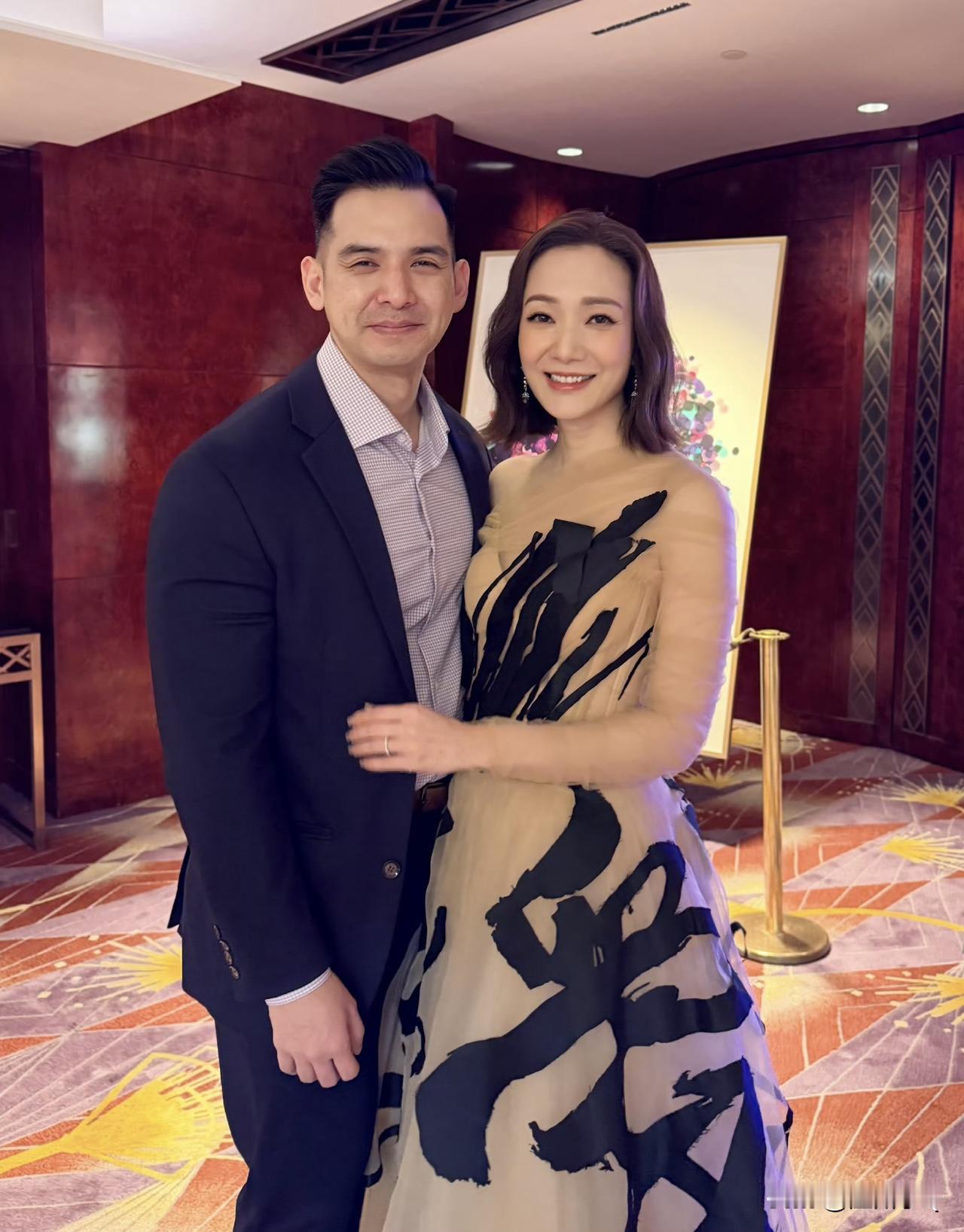 王君馨和老公庆祝情人节，王君馨的裙子是亮点，把“爱”全部写在裙摆上了。