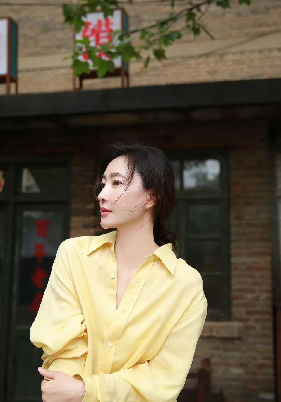 一件鹅黄色衬衫，配一条牛仔裤，简单到极致，却美到骨子里。温柔的颜色衬得整个人元