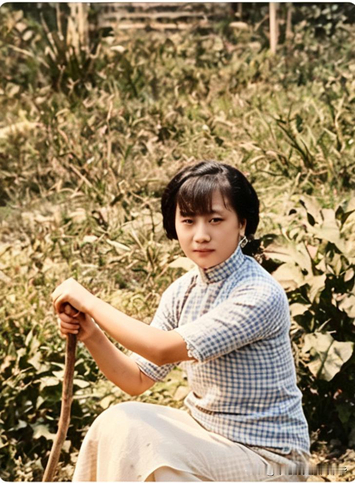 照片中这位美丽的姑娘名叫许曼云，她是抗战时期军统苏州行动组组长，被日伪称为“女罗