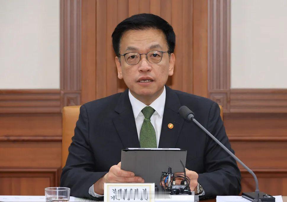韩国代理总统、财政部长崔相穆刚刚也宣布辞职[捂脸哭]代理总统将转移给教育部长李周浩